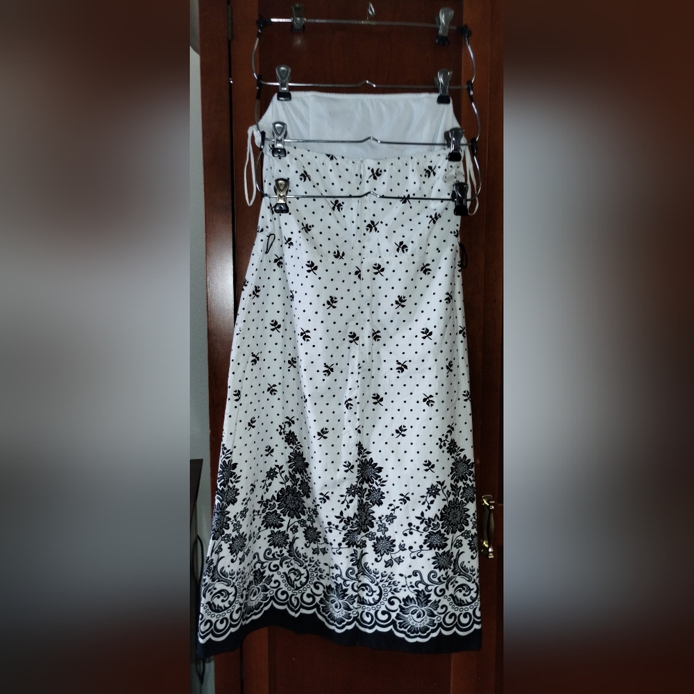 FinaTouch strapless white with floral pattern in Black.